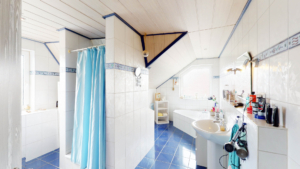 Badezimmer mit Wanne und Dusche im OG