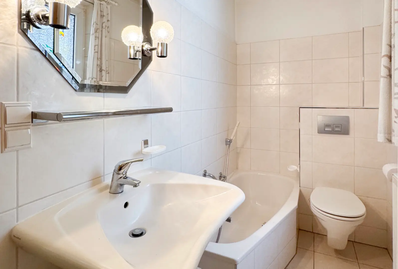 EG Bad mit Wanne