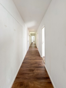 Flur Blick zum Schlafzimmer