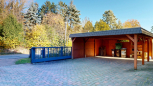 Carport und Rolltor