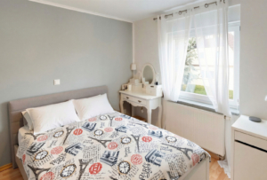 Schlafzimmer 1 (mit KI geräumt - optimiert)