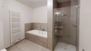 mit Badewanne und Dusche