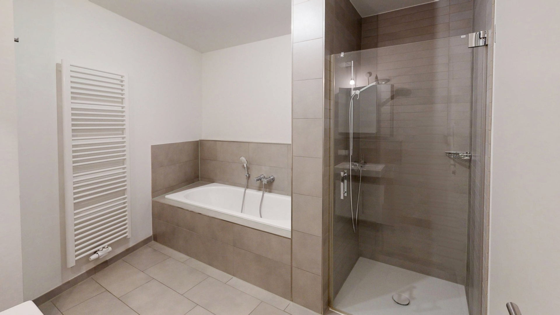mit Badewanne und Dusche